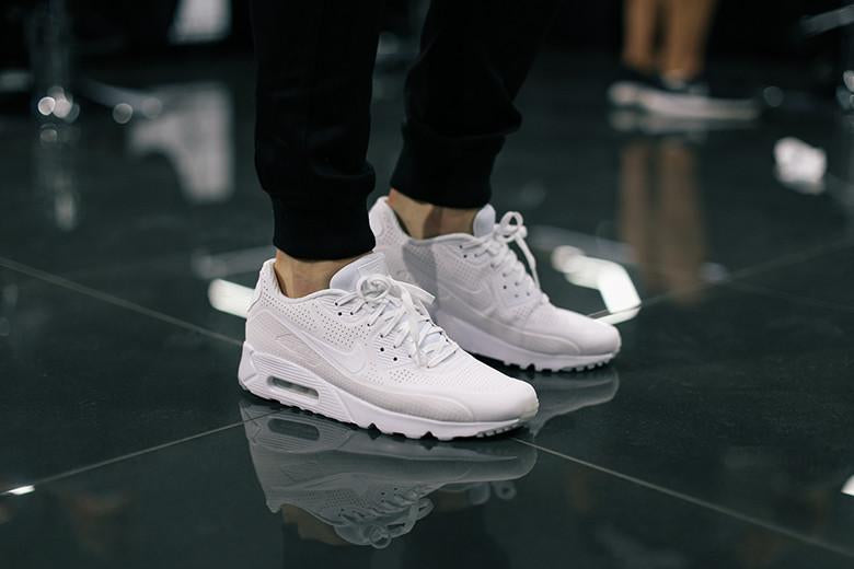 white nike 90 air max