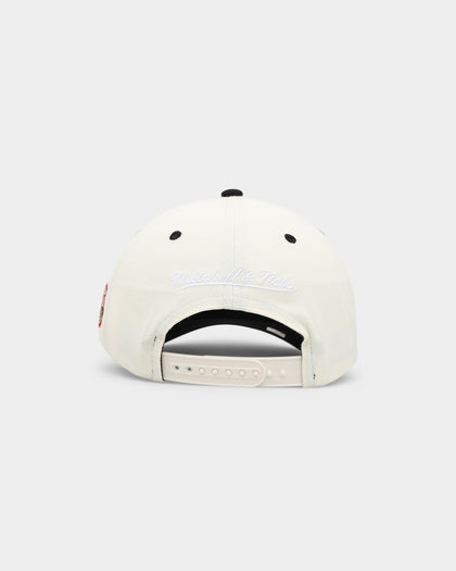 Mitchell & Ness Philadelphia 76s Team Script OG Snapback Vintage Cream