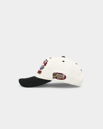 Mitchell & Ness Chicago Bulls 'Versus' Utah Jazz Deadstock Snapback Off White/Black
