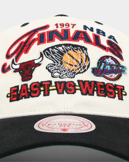 Mitchell & Ness Chicago Bulls 'Versus' Utah Jazz Deadstock Snapback Off White/Black