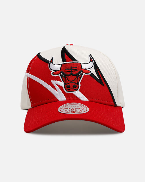 Mitchell & Ness Chicago Bulls 'Shark Tooth' Pro Pinch Snapback Cream/Red