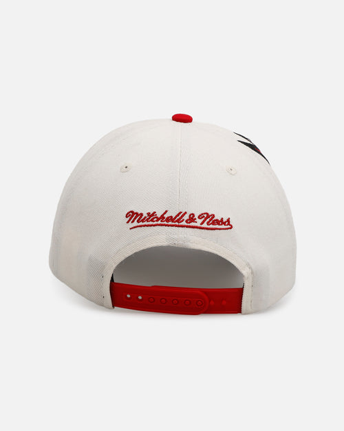 Mitchell & Ness Chicago Bulls 'Shark Tooth' Pro Pinch Snapback Cream/Red