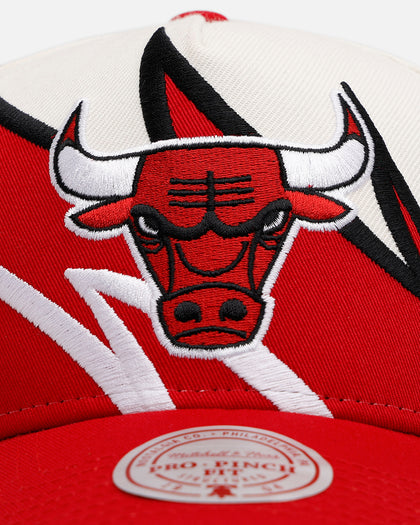 Mitchell & Ness Chicago Bulls 'Shark Tooth' Pro Pinch Snapback Cream/Red