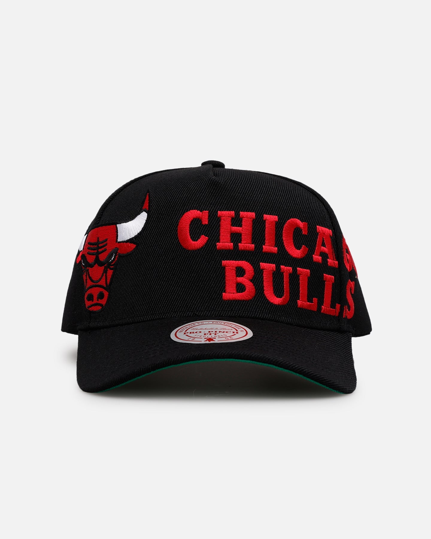 Mitchell & Ness Black On Black Snapback Cap Chicago Bulls - Zwart