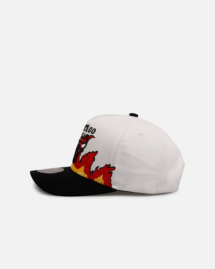 Mitchell & Ness Chicago Bulls 'Flametooth' Pro Pinch Snapback White/Black
