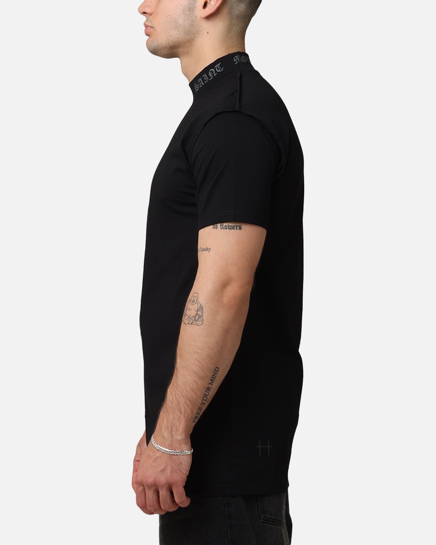 メンズウェア OLD ENGLISH LOGO SS MOCK NECK TEE BLACK Saint Morta Old English Mock Neck T-Shirt Black/Black | Culture