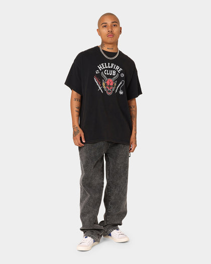 Quiksilver X Stranger Things - T-shirt nera con scritta Hell Fire Surf Club Quiksilver X Stranger Things - T-shirt nera con scritta Hell Fire Surf Club