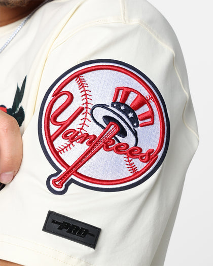 Pro Standard New York Yankees Roses T-Shirt Eggshell