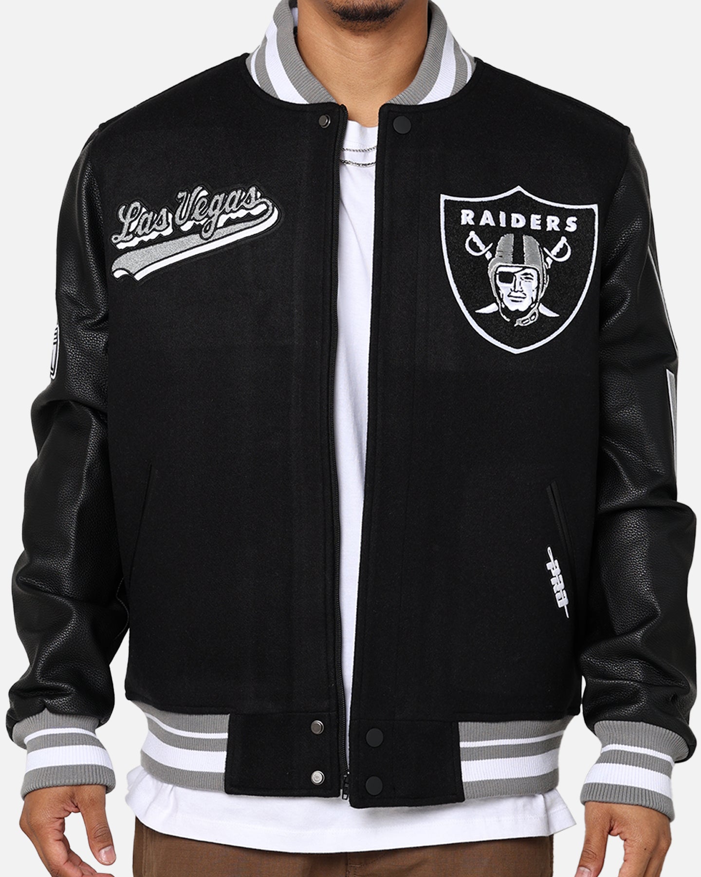 OAKLAND RAIDERS Varsityスタジャン 黒/白 Mitchell & Ness Oakland Raiders Team Origins Varsity Satin Jacket