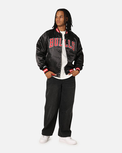 Mitchell & Ness - Veste d'échauffement NBA Chicago Bulls édition 75ème anniversaire Mitchell & Ness - Veste d'échauffement NBA Chicago Bulls édition 75ème anniversaire