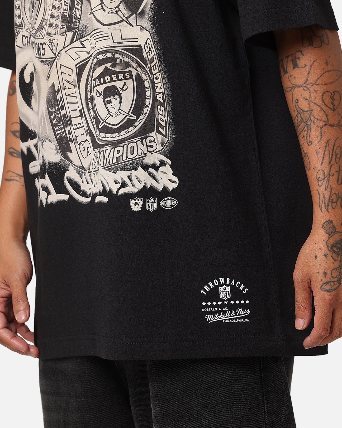 Mitchell & Ness Oakland Raiders Champs Graffiti T-Shirt Faded