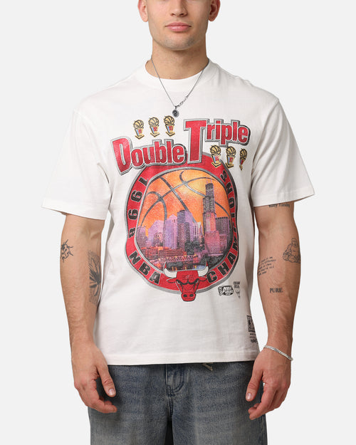 Mitchell & Ness Chicago Bulls 'UNC To Chicago' Stadium Banner T-Shirt Vintage White