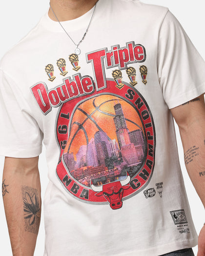 Mitchell & Ness Chicago Bulls 'UNC To Chicago' Stadium Banner T-Shirt Vintage White