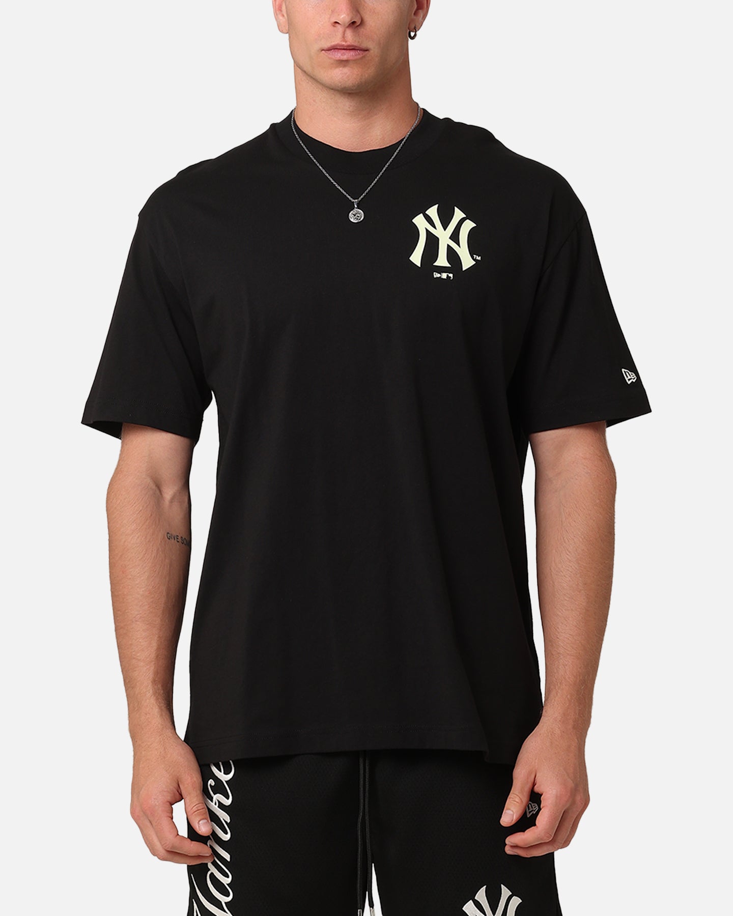 New Era New York Yankees Oversized Glow T-Shirt Black | Culture