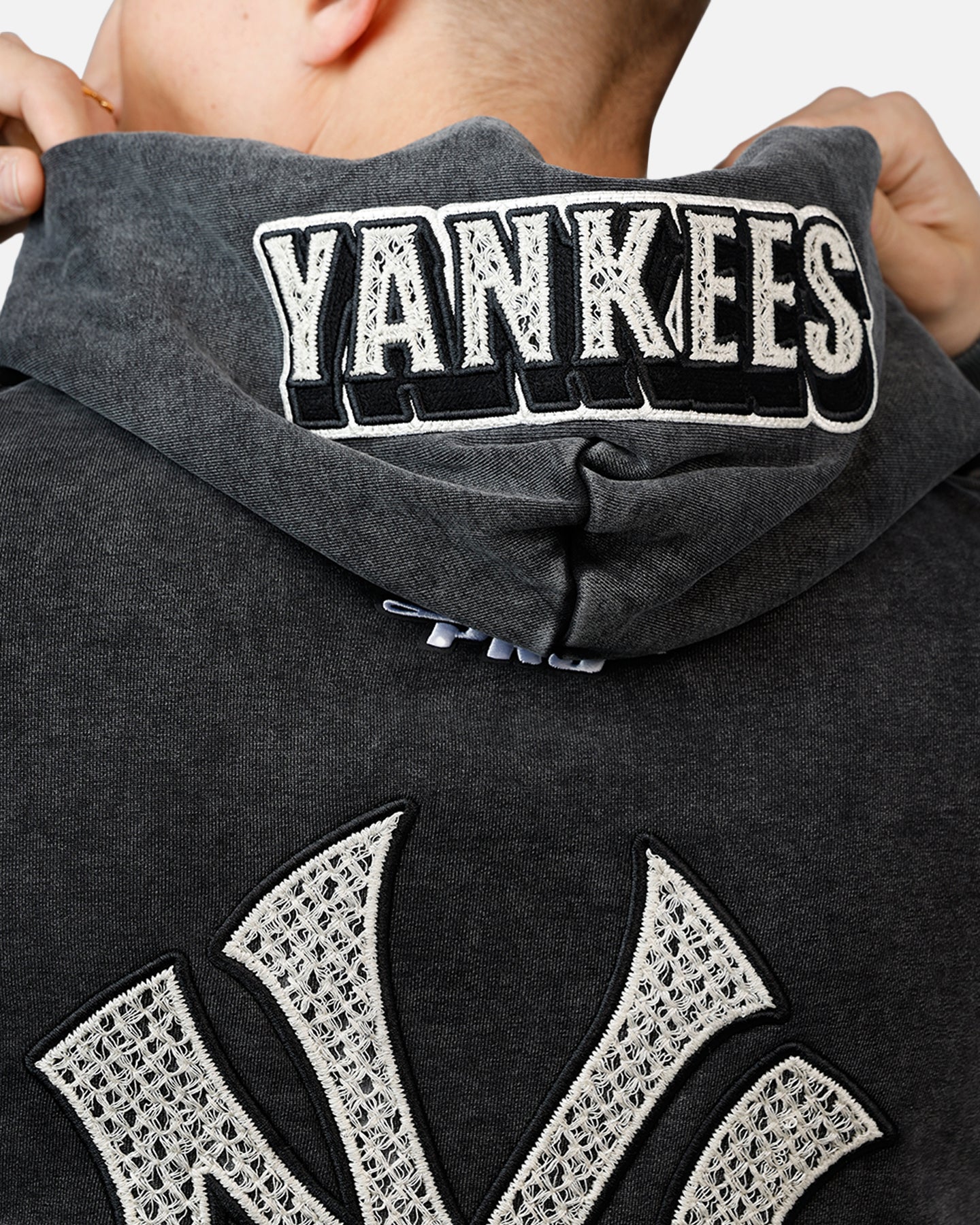 Pro Standard New York Yankees Raffia Hoodie Black Acidwash
