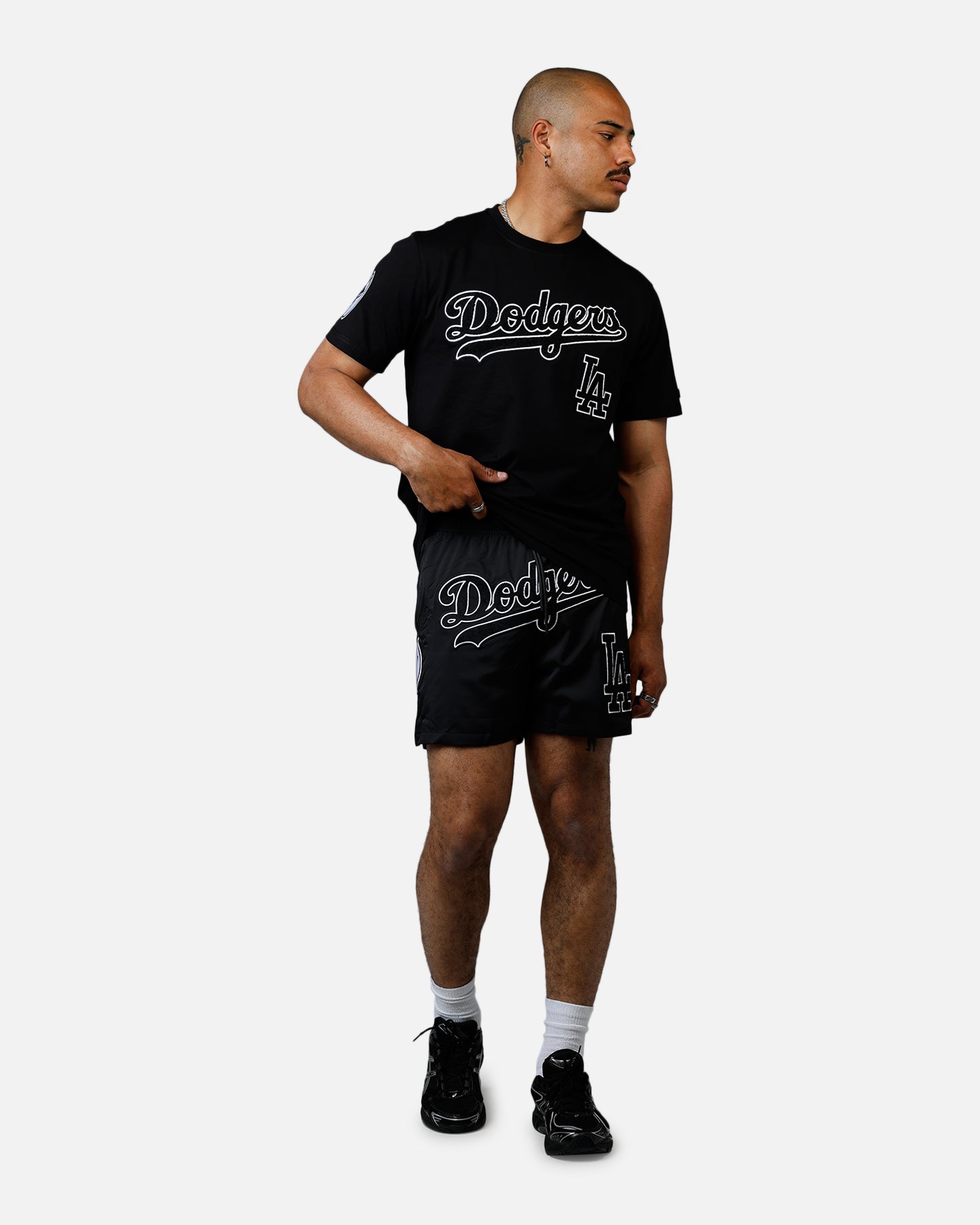 Pro Standard Los Angeles Dodgers Chenille T-Shirt Black | Culture