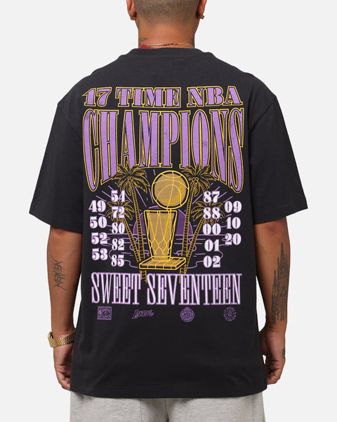 ファングッズ LAKERS 17-TIME GOLDCOIN ACRYLIC DESK TOP Mitchell & Ness Los Angeles Lakers 17-Time NBA Champions T-Shirt