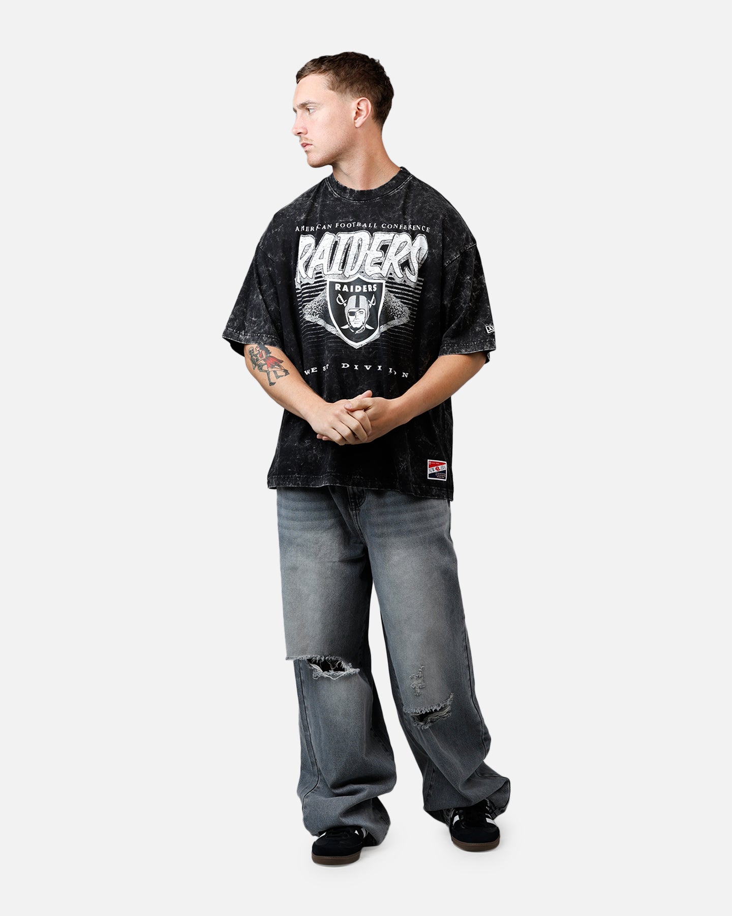 レア　Raiders ゲームシャツ　b-boy b系 New Era Las Vegas Raiders Boxy Essentials T-Shirt Washed Black