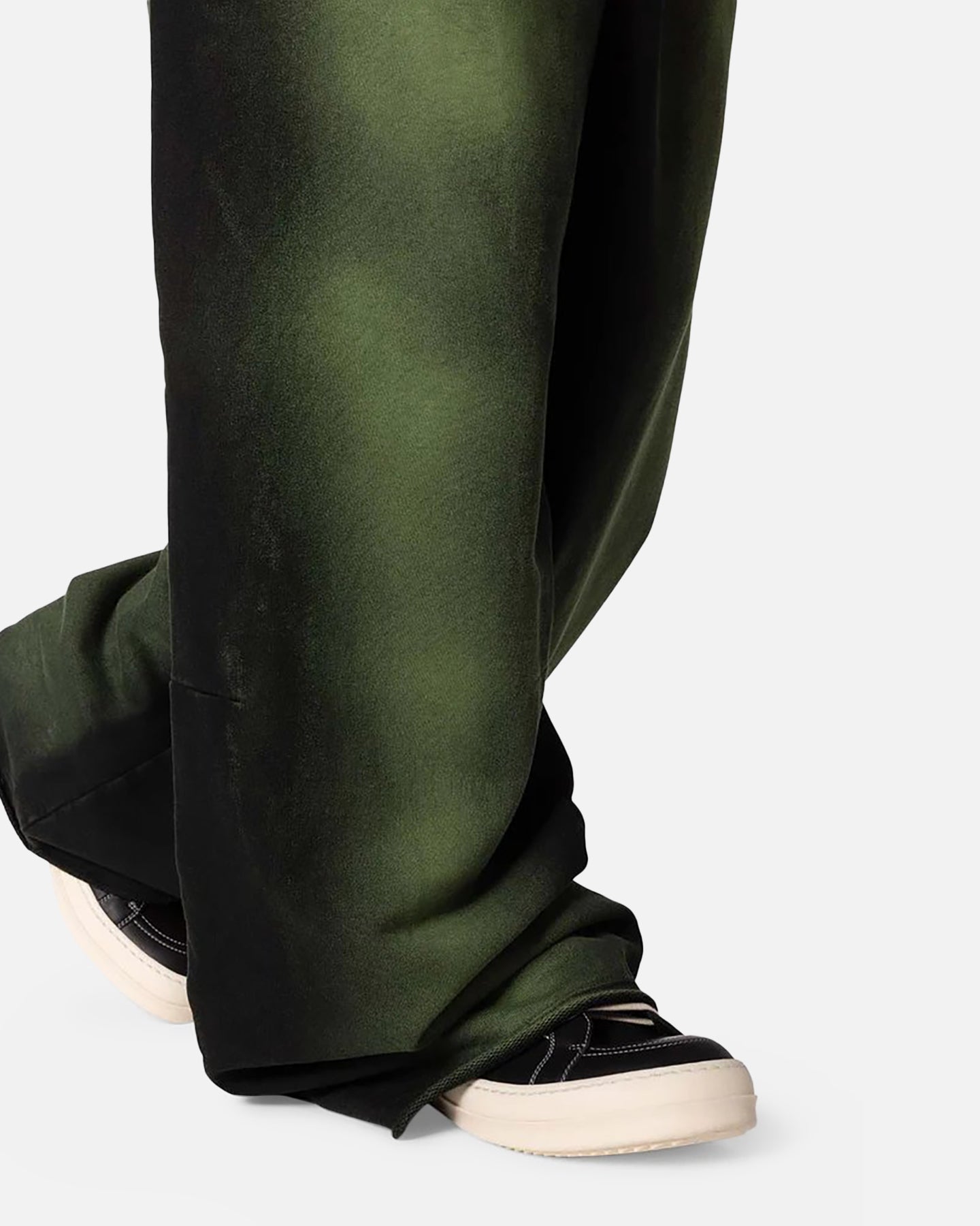 MNML Sprayed Ultra Baggy Sweatpants Olive/Black | Culture Kings US