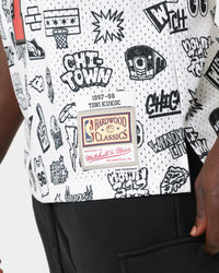 Mitchell & Ness Chicago Bulls Toni Kukoč #7 1997-1998 Doodle Swingman Jersey White
