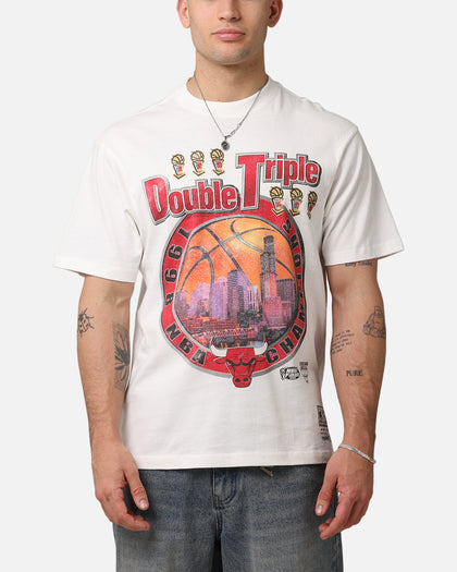 Mitchell & Ness Chicago Bulls 'UNC To Chicago' Stadium Banner T-Shirt Vintage White