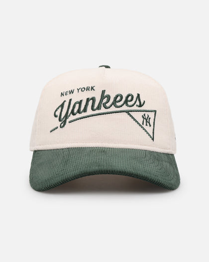 New Era New York Yankees 'Heritage Golf' Pre-Curved Golfer Snapback Chrome White