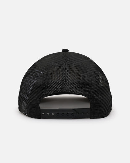 New Era Chicago Bulls 'Podium Collection' Pre-Curved Golfer Trucker Snapback Black/Metallic Gold