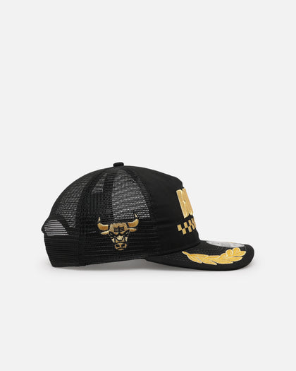 New Era Chicago Bulls 'Podium Collection' Pre-Curved Golfer Trucker Snapback Black/Metallic Gold