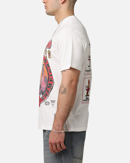Mitchell & Ness Chicago Bulls 'UNC To Chicago' Stadium Banner T-Shirt Vintage White