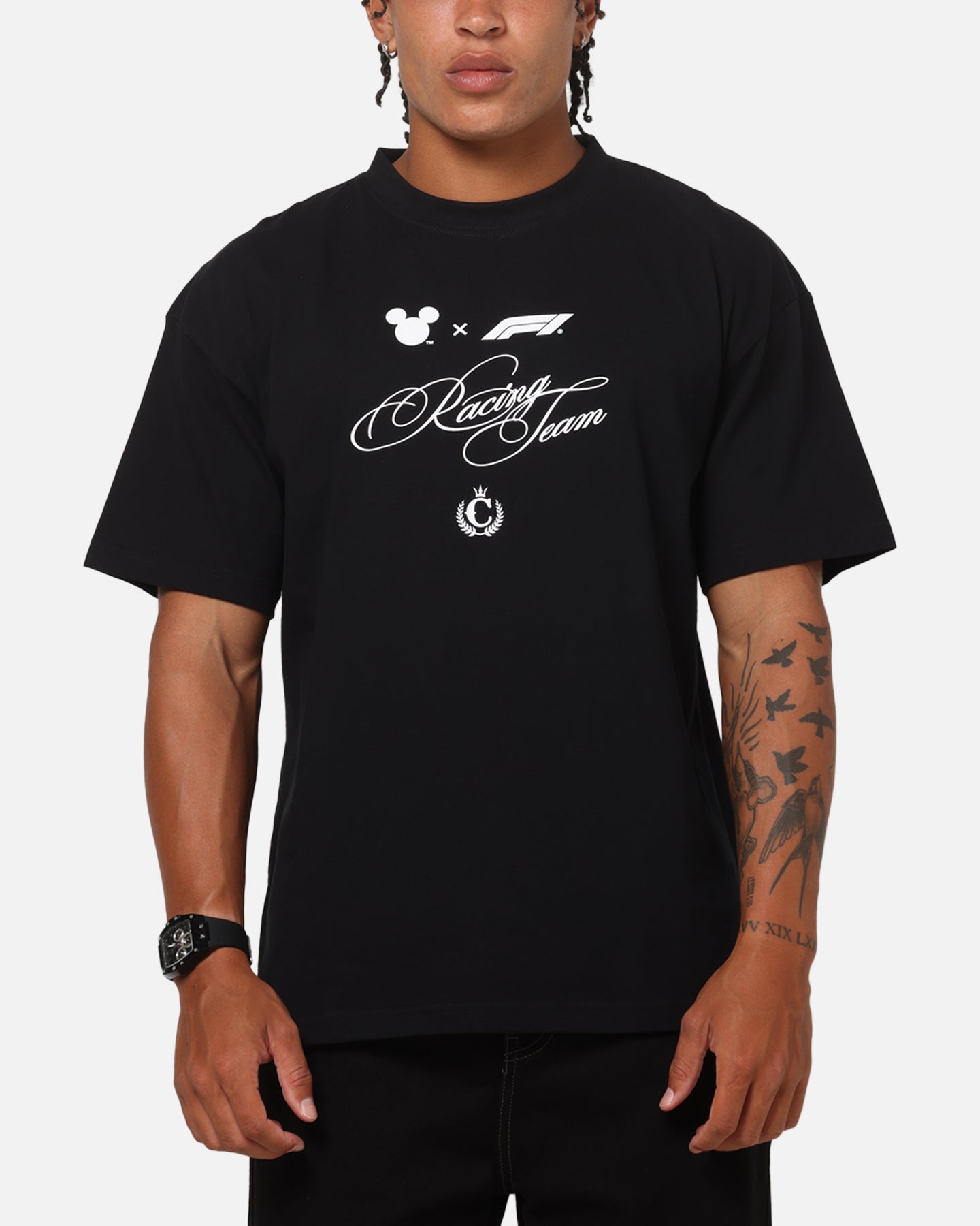 F1 ディズニーコラボDisney Mickey 黒Tシャツ Culture Kings Disney x Formula 1® Mickey Helmet Vintage T-Shirt