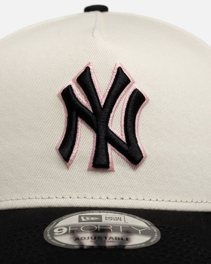 New Era New York Yankees "Chrome Black Pink" 9Forty A-Frame Snapback White