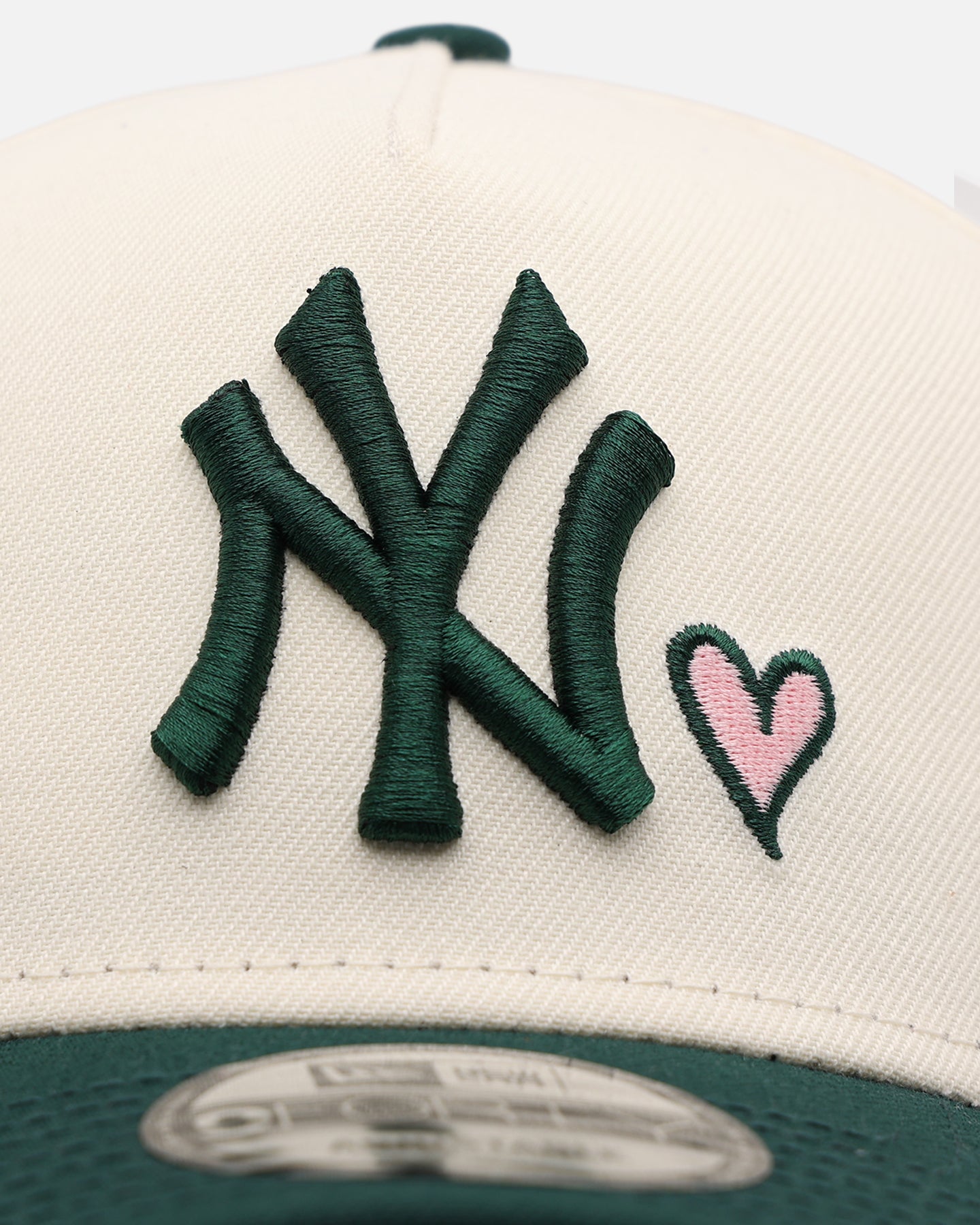 New Era New York Yankees 'Pink Satin Hearts Green' 9FORTY A-Frame
