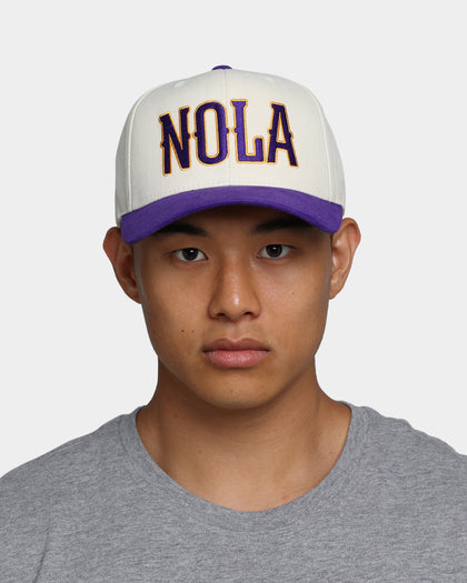 Mitchell & Ness New Orleans Pelicans Pro Crown Snapback Off White/Purple