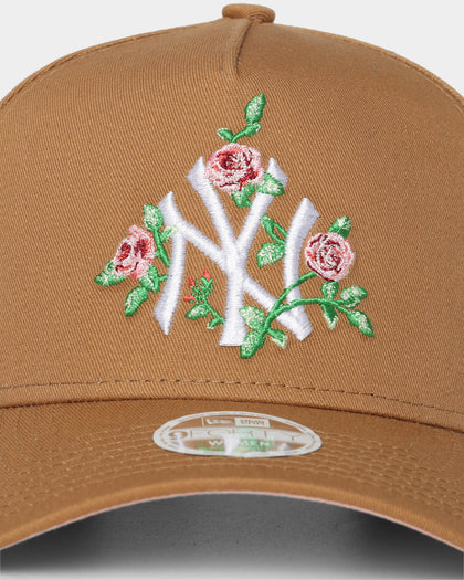 New Era Women's New York Yankees Rose Embroidery Q122 9FORTY A-Frame Strapback Wheat