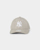 New Era Women's New York Yankees Q122 9FORTY Strapback Heather Oatmeal Marle