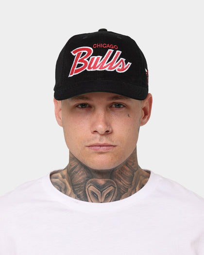 Mitchell & Ness Chicago Bulls Corduroy Script 6-Panel Deadstock Snapback Black