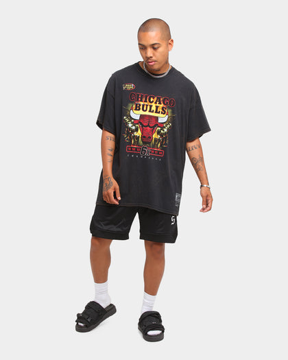 Mitchell & Ness Men's Chicago Bulls Vintage Last Dance 6x Champs Short Sleeve T-Shirt Black