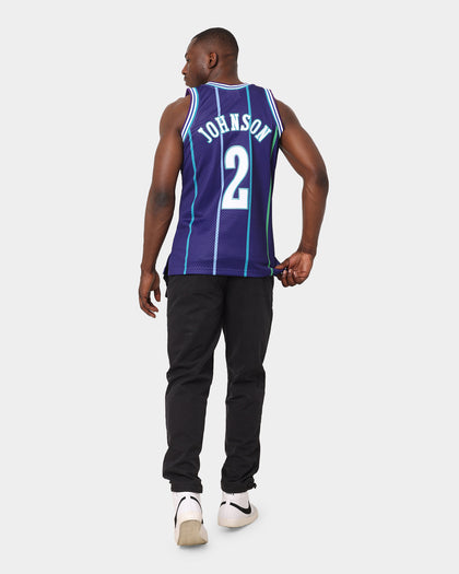 Mitchell & Ness Charlotte Hornets Larry Johnson #2 '94-'95 Swingman Jersey Purple