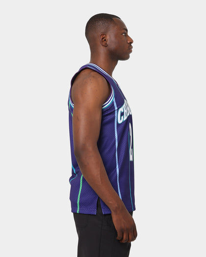 Mitchell & Ness Charlotte Hornets Larry Johnson #2 '94-'95 Swingman Jersey Purple