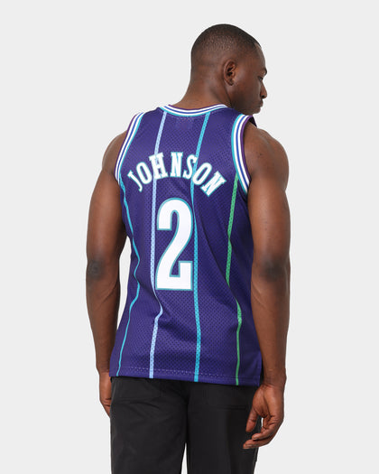 Mitchell & Ness Charlotte Hornets Larry Johnson #2 '94-'95 Swingman Jersey Purple