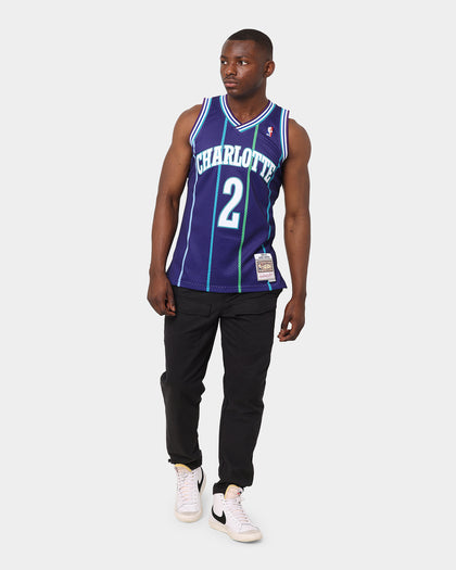 Mitchell & Ness Charlotte Hornets Larry Johnson #2 '94-'95 Swingman Jersey Purple