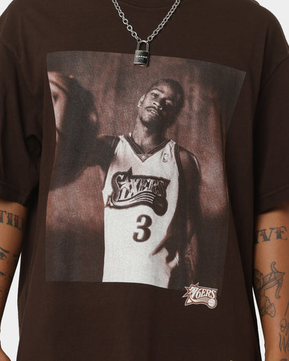 Mitchell & Ness Philadelphia 76ers Allen Iverson Photo T-Shirt Baroque Brown