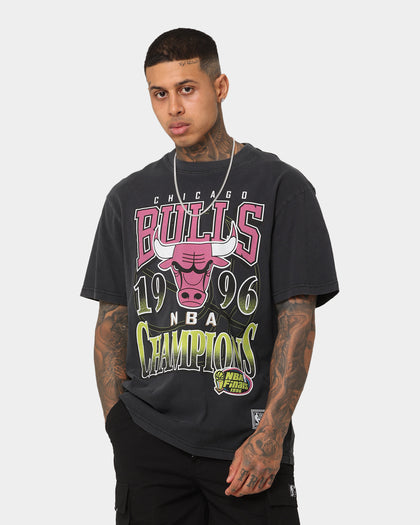 Mitchell & Ness Chicago Bulls 1996 Neon Champions Vintage T-Shirt Faded Black