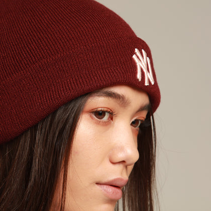 New Era Women's New York Yankees 6Dart Cuff Knit Maroon