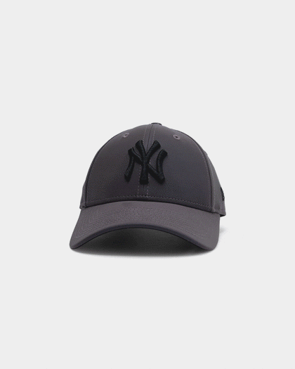 New Era Women's New York Yankees Rainbow Reflective 9FORTY Strapback Rainbow Reflective