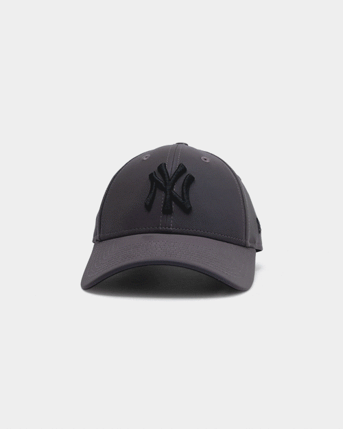 New Era Women's New York Yankees Rainbow Reflective 9FORTY Strapback Rainbow Reflective