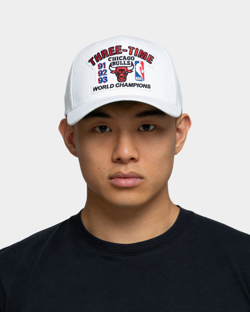 Mitchell & Ness Chicago Bulls 3-Time Champs Pro Crown Snapback White