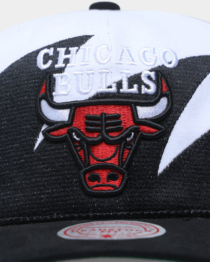 Mitchell & Ness Chicago Bulls 'Sharktooth Designs' Deadstock Snapback White