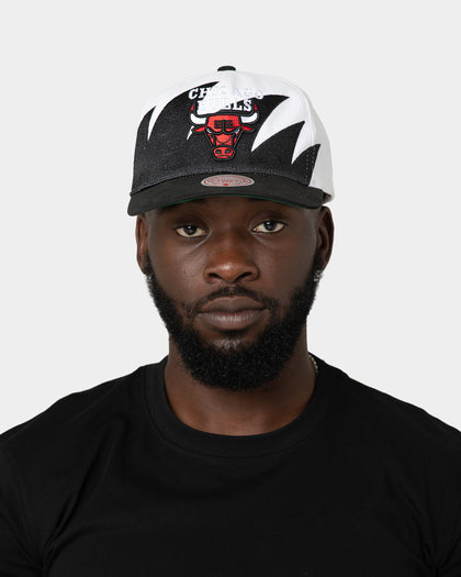 Mitchell & Ness Chicago Bulls 'Sharktooth Designs' Deadstock Snapback White