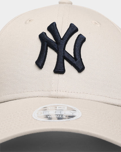 New Era Women's New York Yankees 9FORTY Q221 Strapback Medium Beige